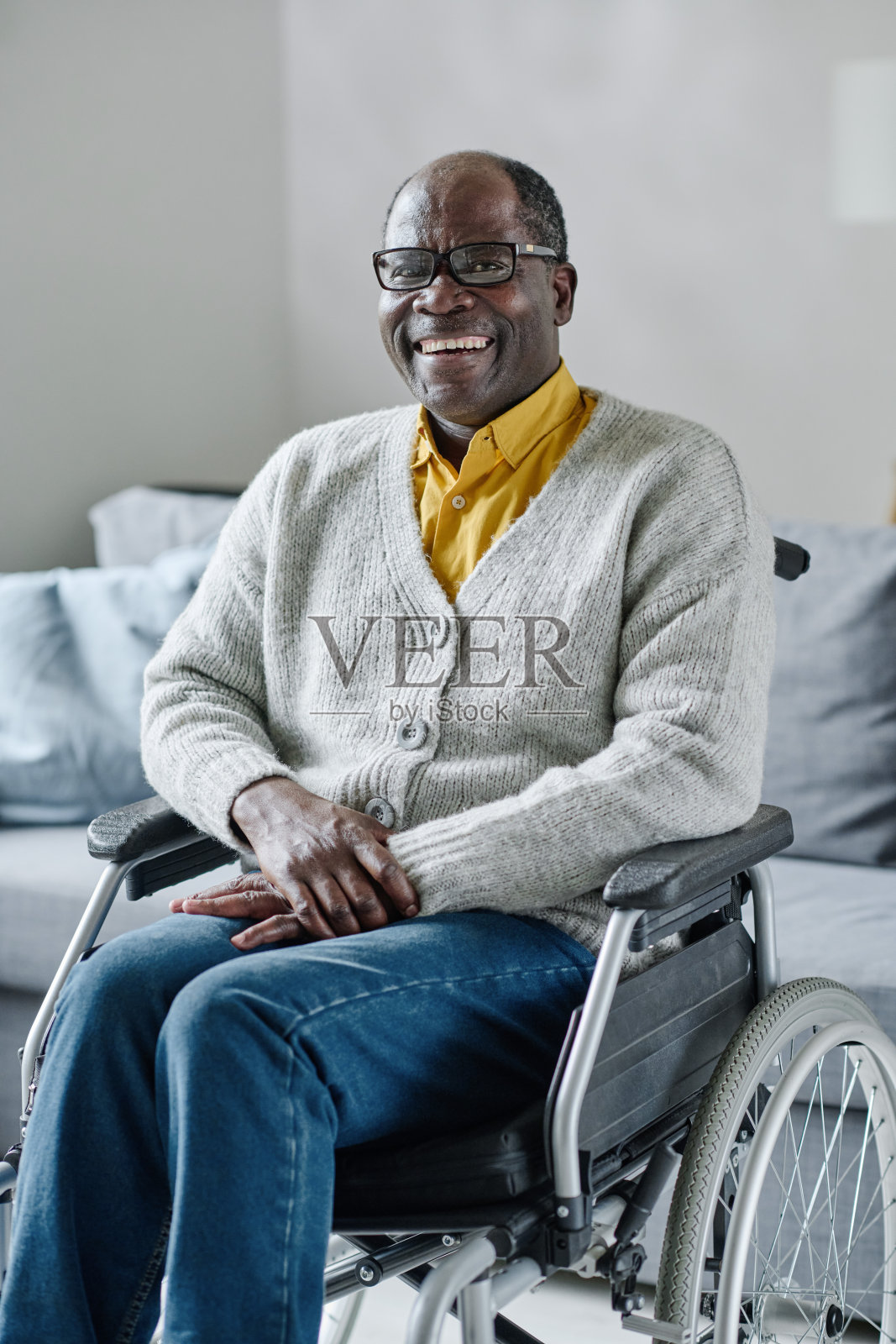 成熟的残疾人微笑照片摄影图片