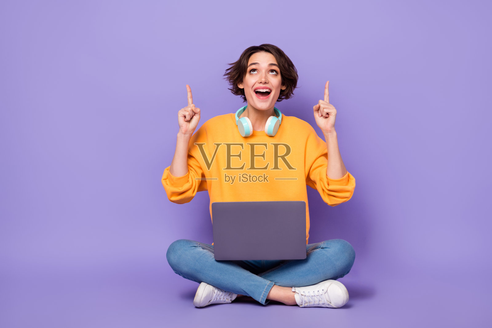 全尺寸肖像吸引兴奋的人看直接手指空空间孤立在紫色背景照片摄影图片