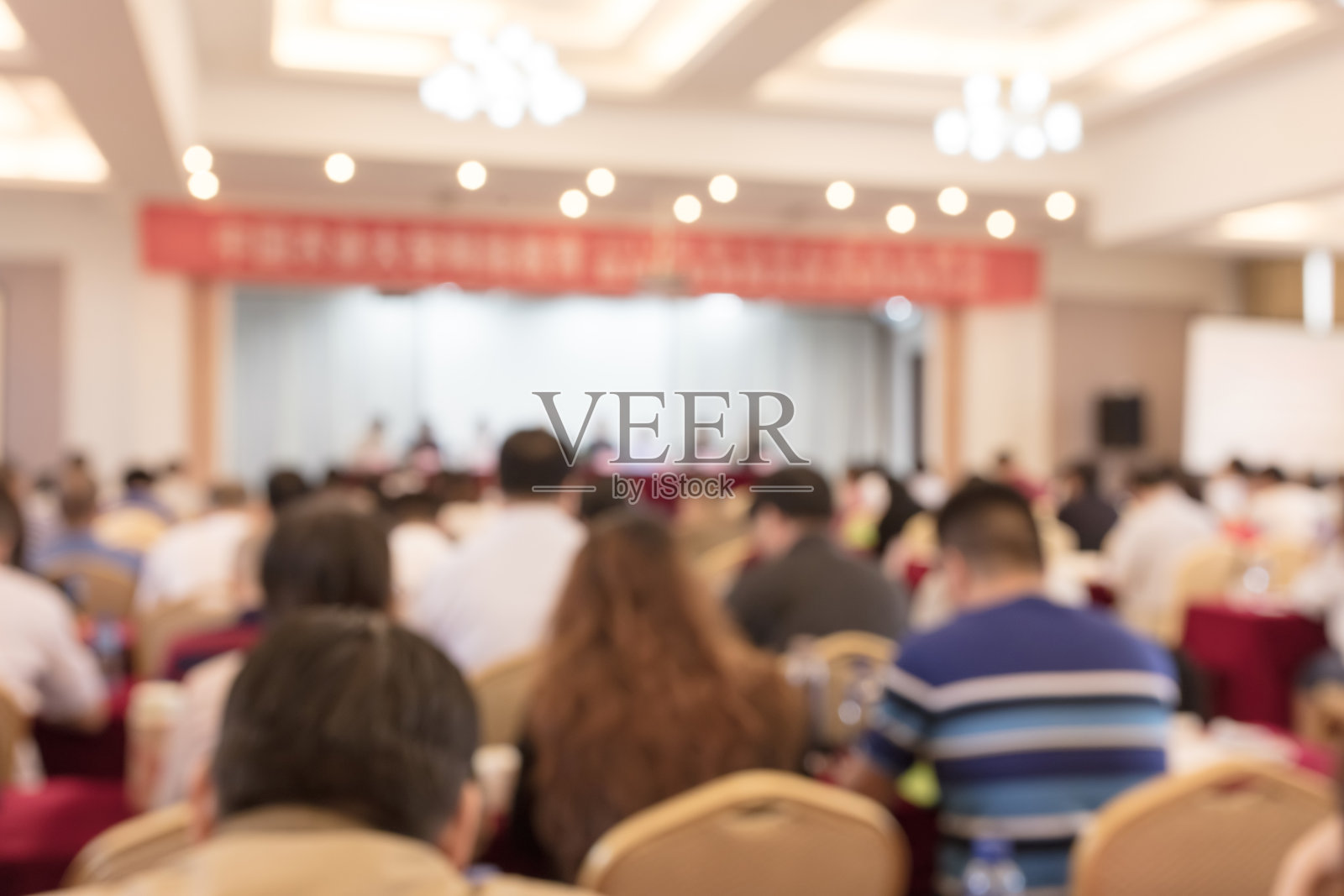 模糊的背影参加会议的人照片摄影图片