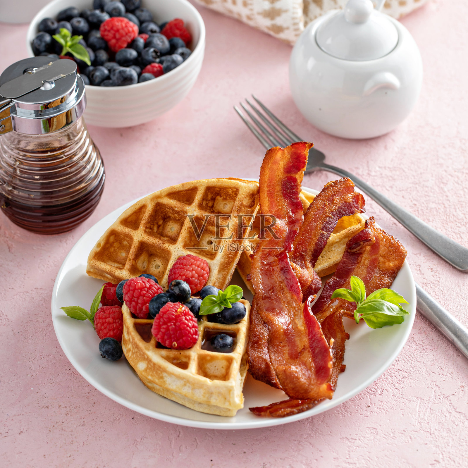 早餐是比利时华夫饼配培根和新鲜浆果照片摄影图片