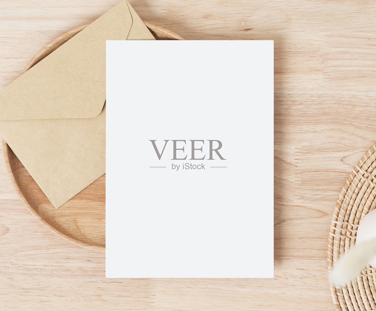 空白贺卡与信封的问候，婚礼卡，生日卡，设计的模型照片摄影图片