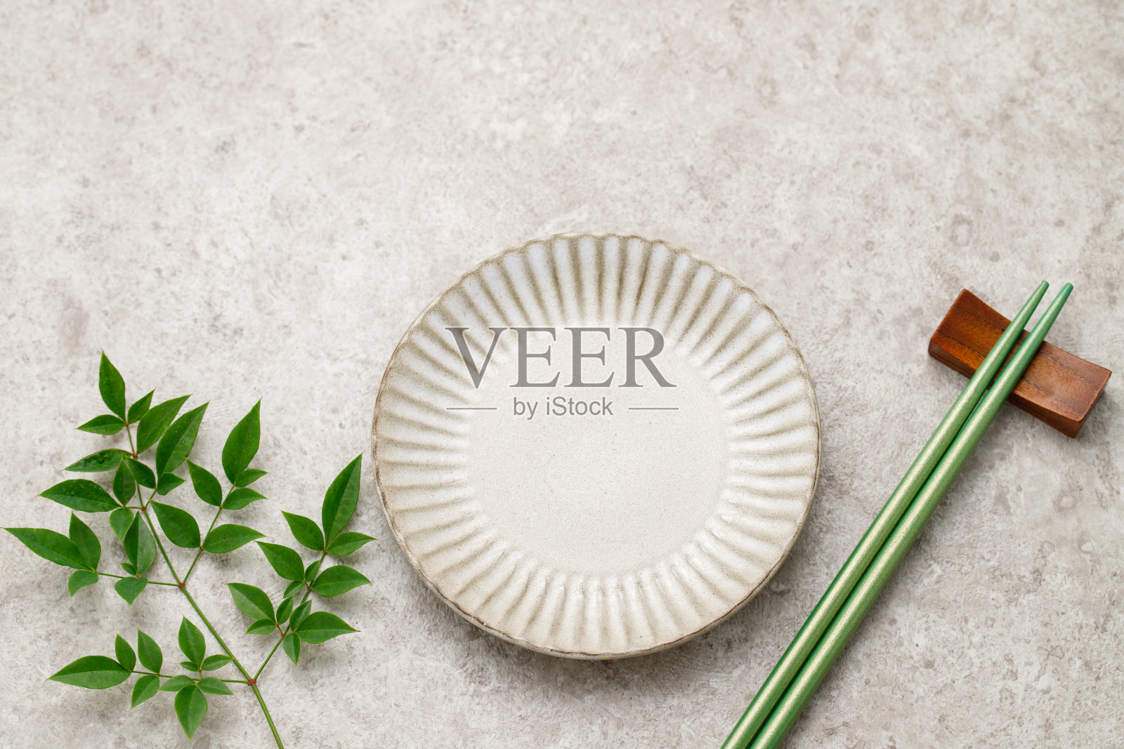 一张用日本盘子和筷子的桌子。日本食品的形象。平的。照片摄影图片