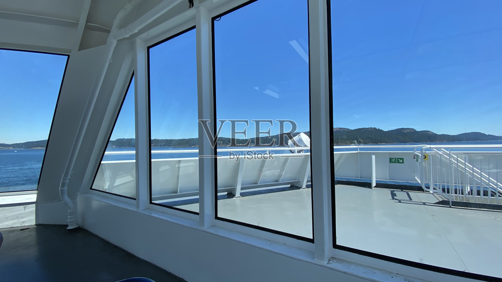 船舶游轮舰载海上舰载海军渡船海上天台引航山海筏子渡船浮空火车船背滑甲板平冠海上交通运输运输海运海上深水连接运输照片摄影图片