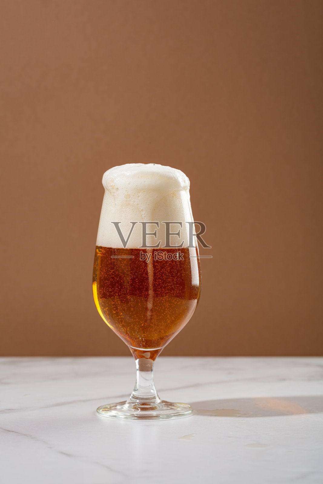 淡啤酒与溢出泡沫在玻璃和零食拷贝空间照片摄影图片