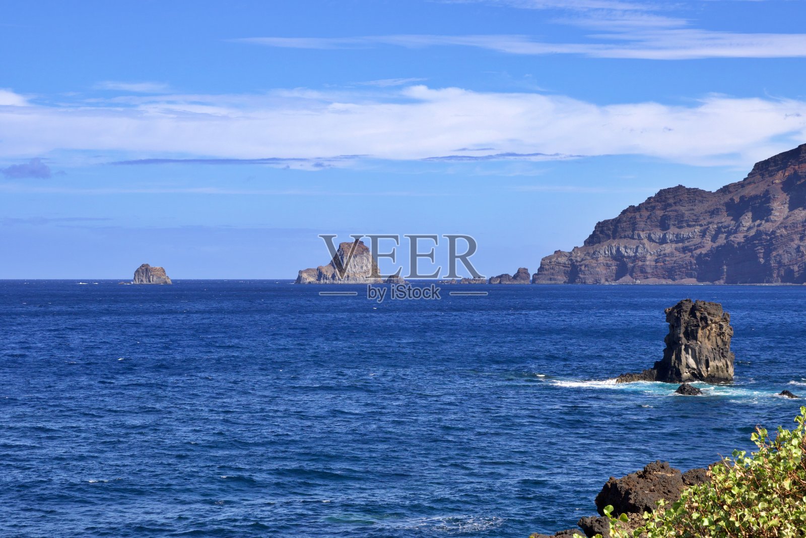 从海上望向海岸线照片摄影图片
