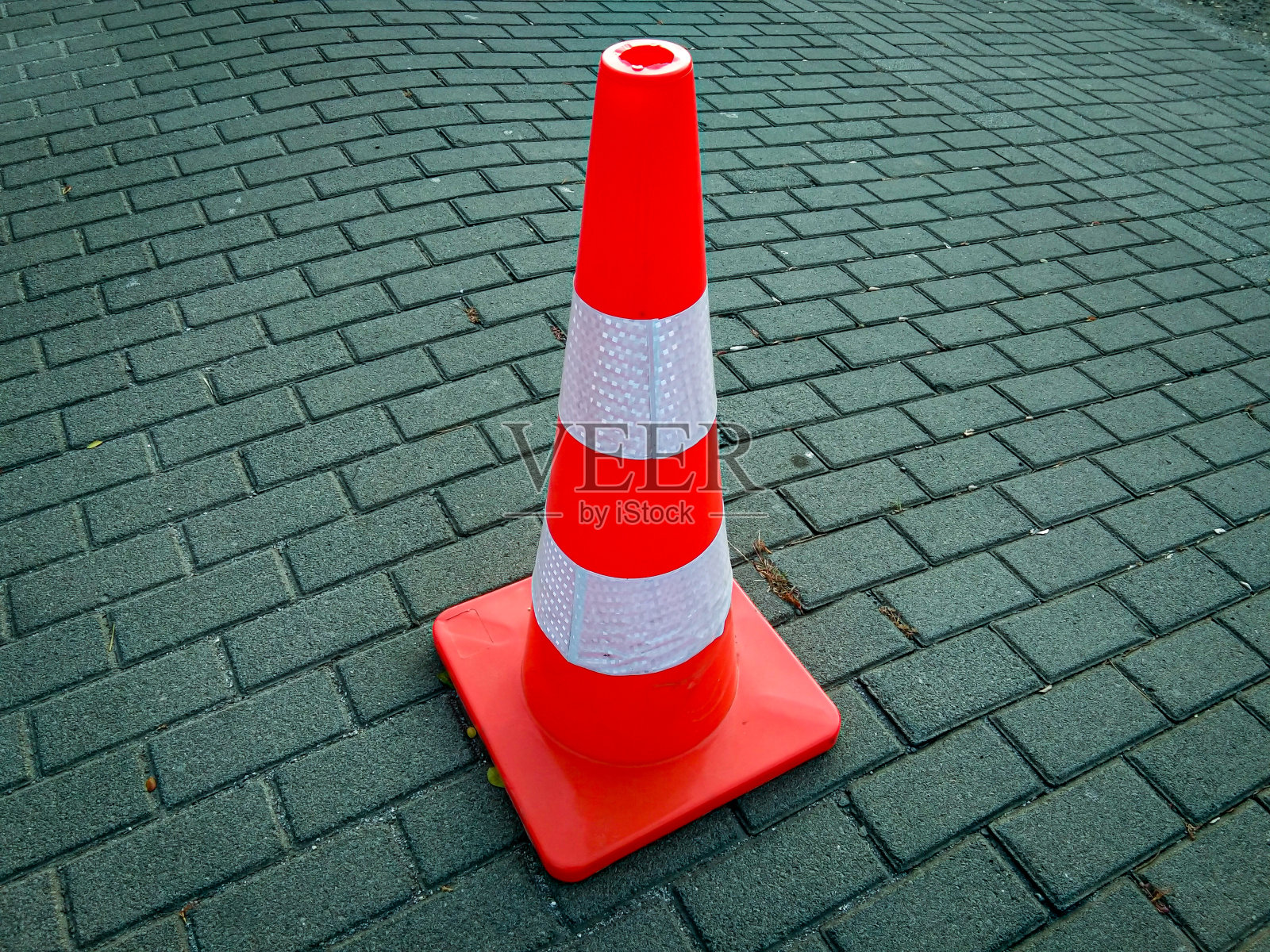 道路砖上的红色交通锥照片摄影图片