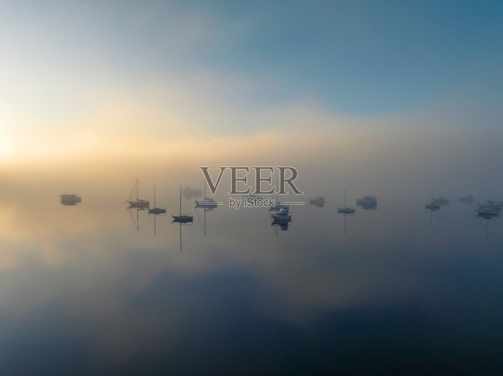 雾中的船照片摄影图片