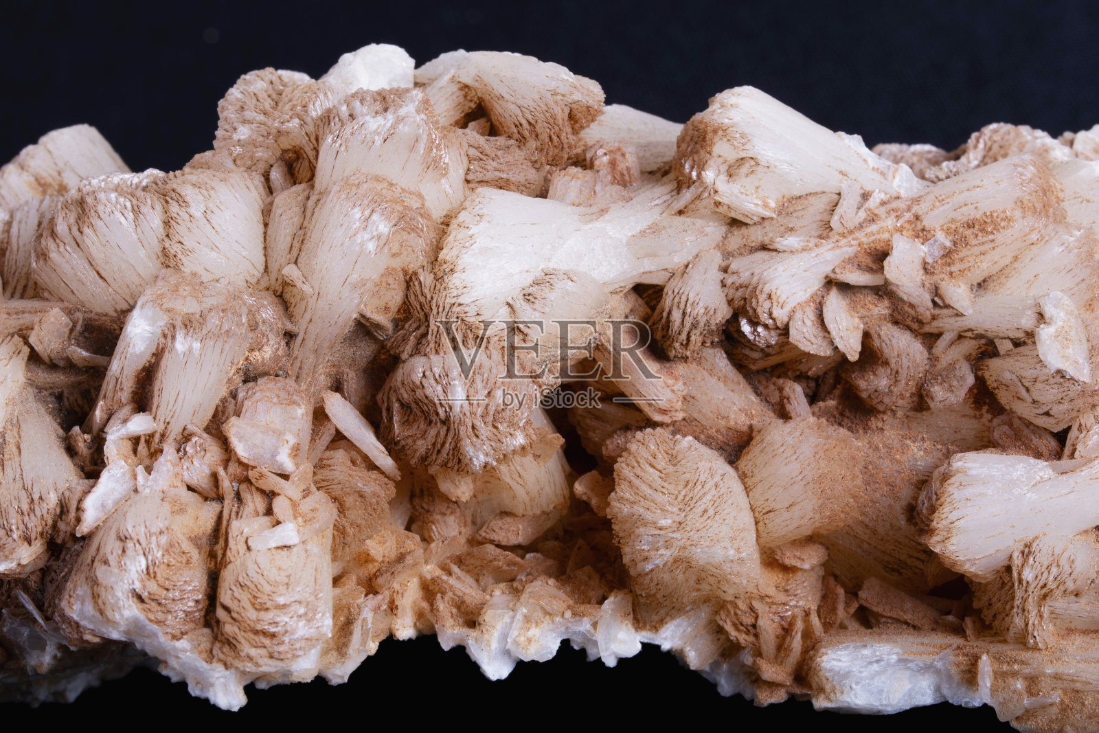 辉沸石的特写镜头。Stilbite是一种低温次生热液矿物。它发生在玄武质火山岩的杏仁核腔中照片摄影图片