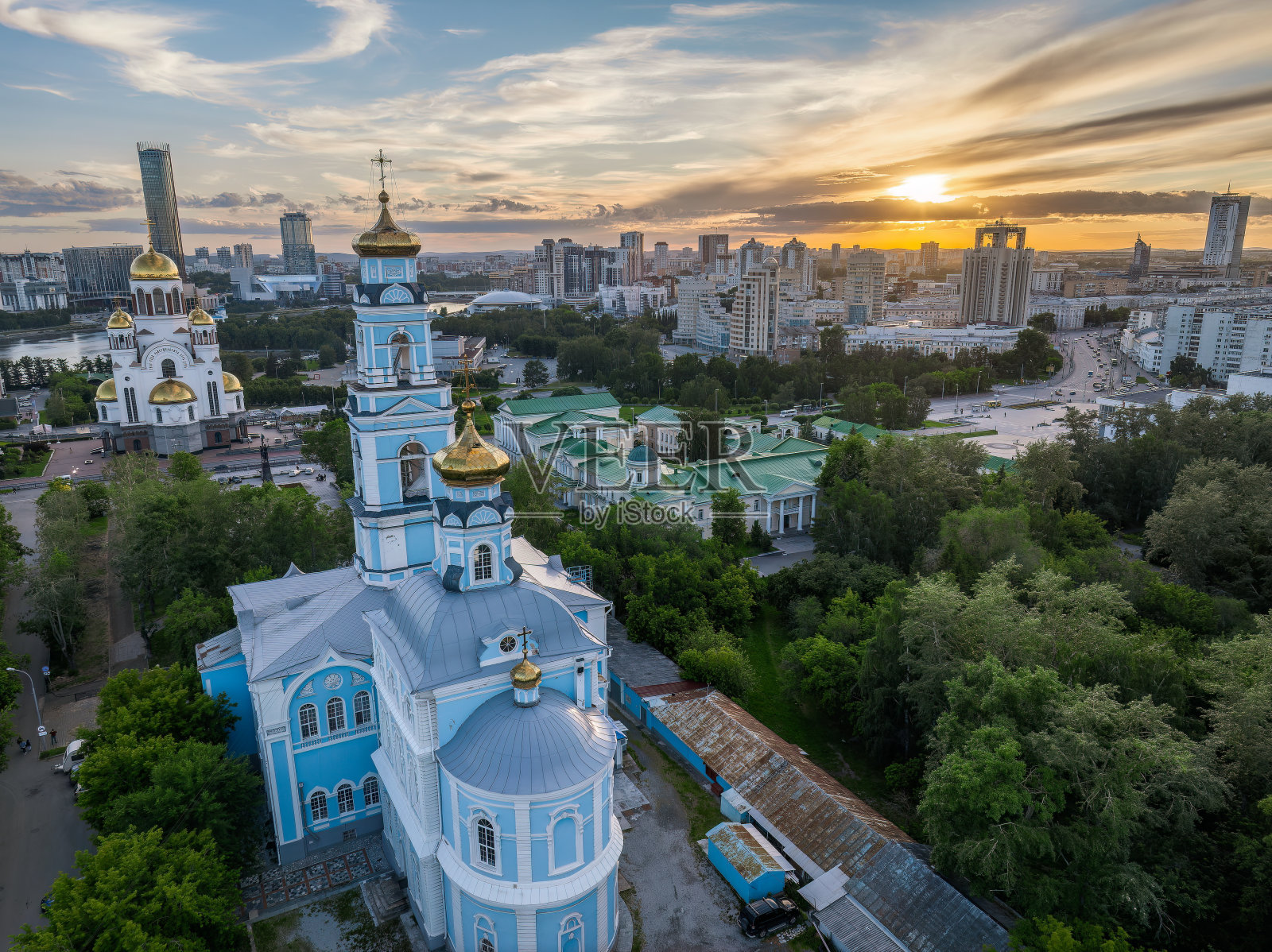 夏日的叶卡捷琳堡，阿森松升神庙和血神庙在美丽的清晰的日落。照片摄影图片