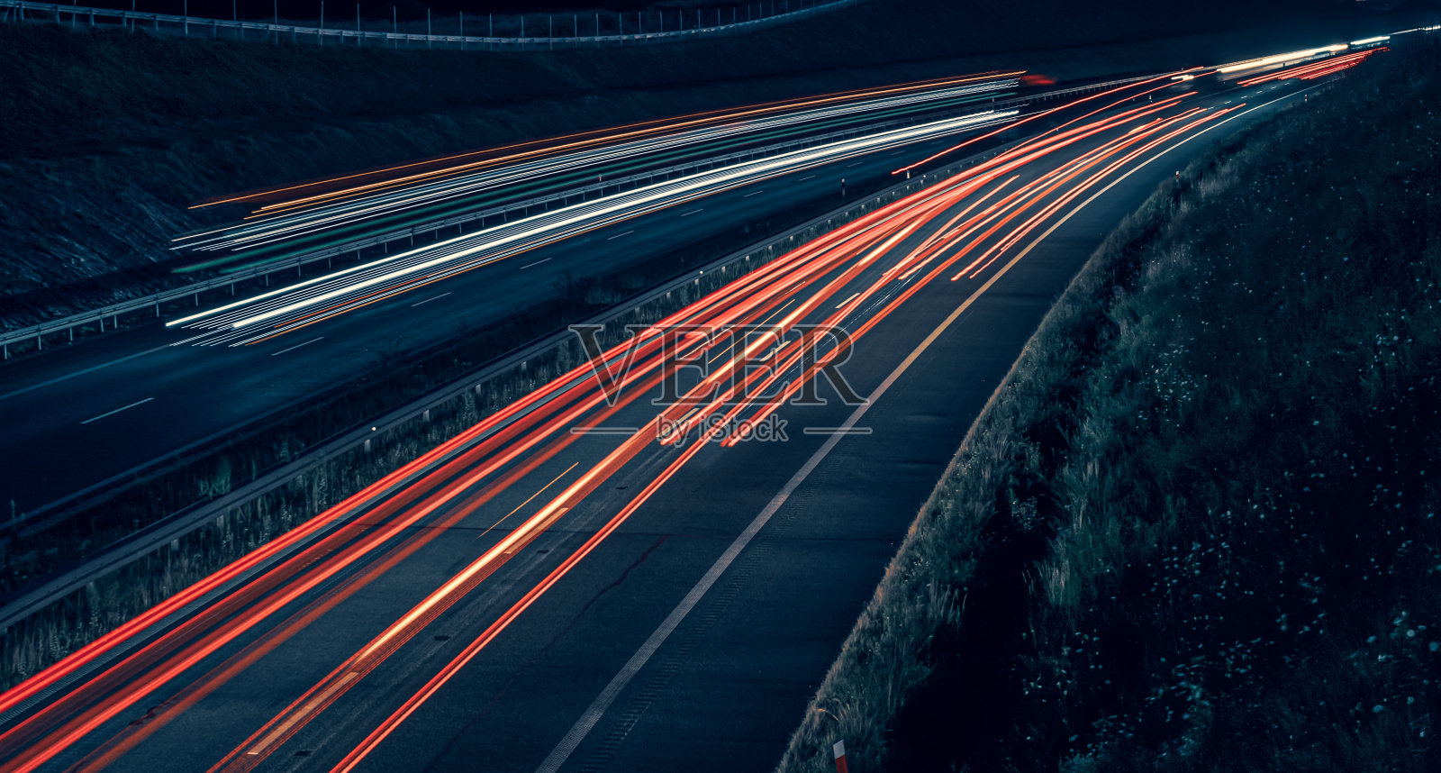 汽车的灯光伴随着黑夜。长时间曝光照片摄影图片