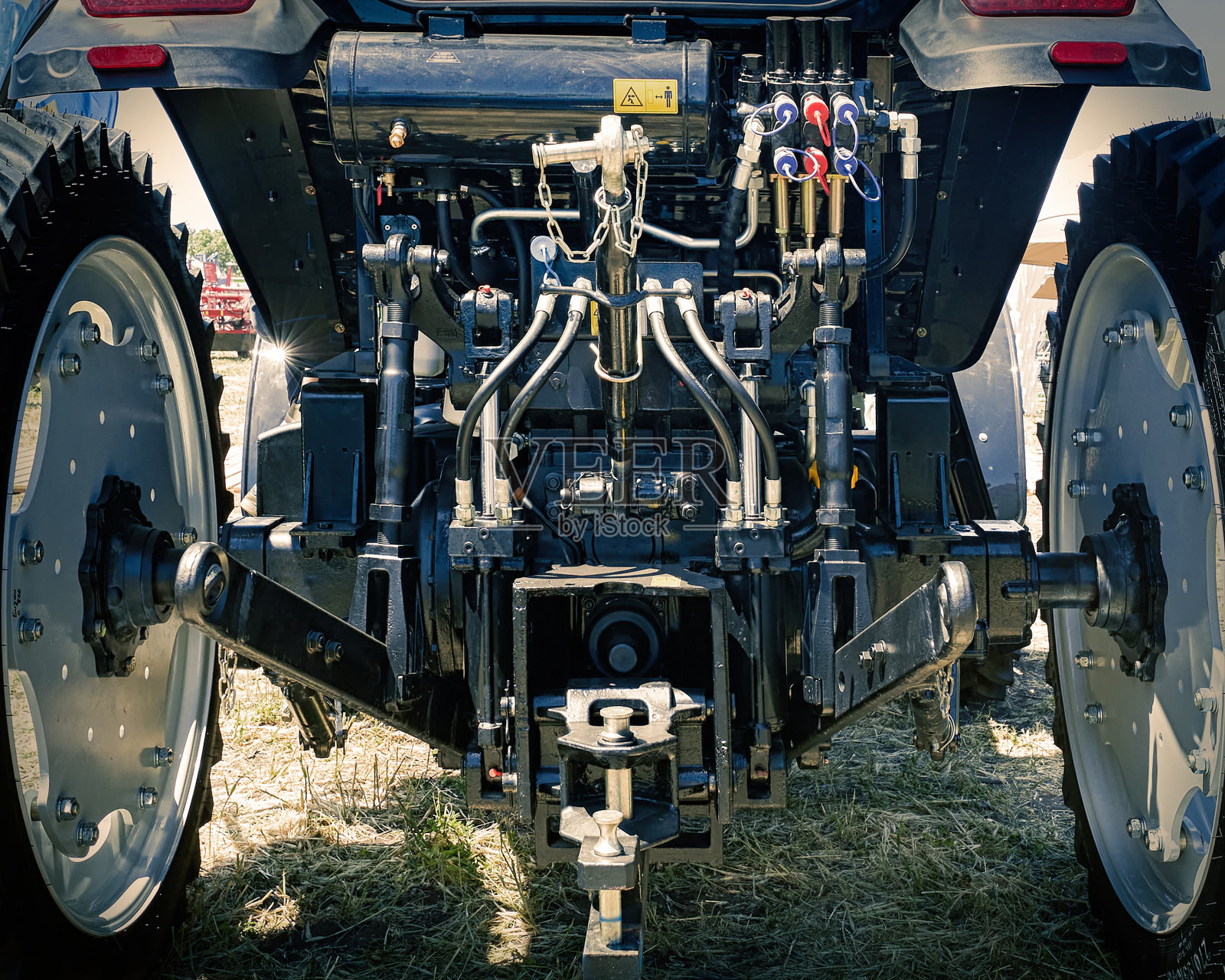 拖拉机后面的特写。照片摄影图片