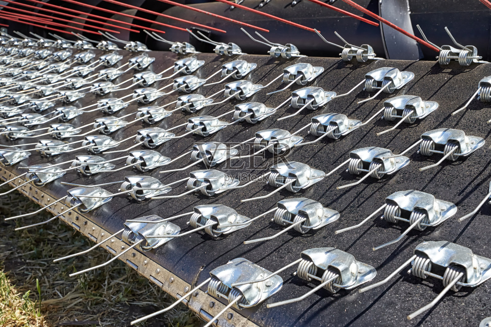 联合收割机上安装系统的特写照片摄影图片