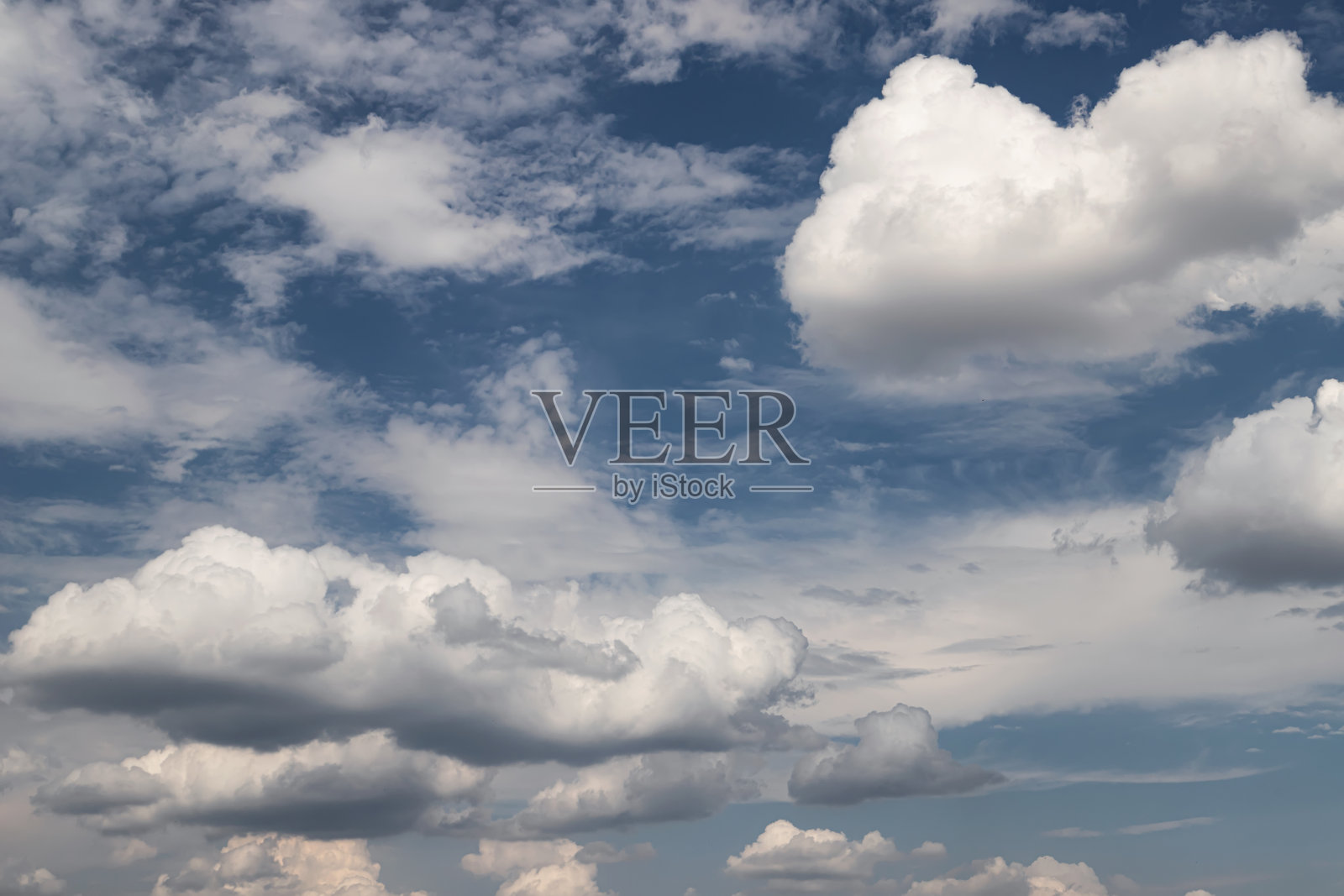 白云在宁静的蓝天照片摄影图片