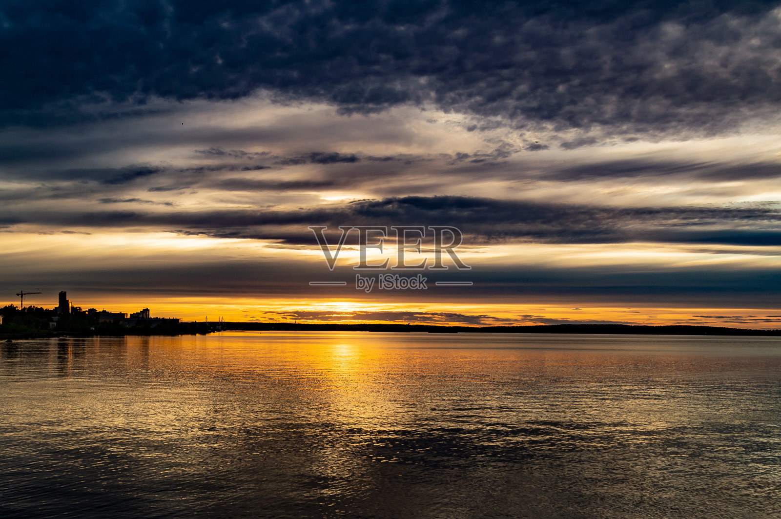 奥涅戈湖上美丽的日落照片摄影图片