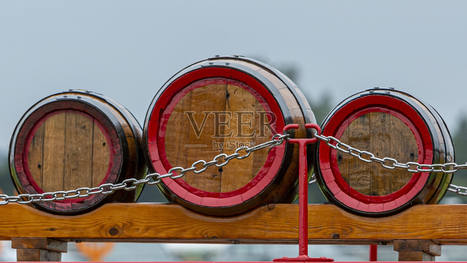 老啤酒桶。照片摄影图片