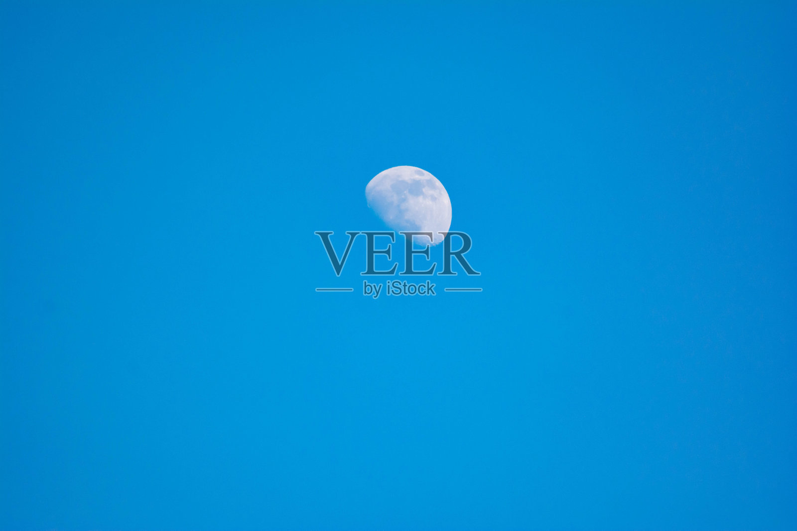 月亮在天空。大大的月亮和蓝色的天空照片摄影图片