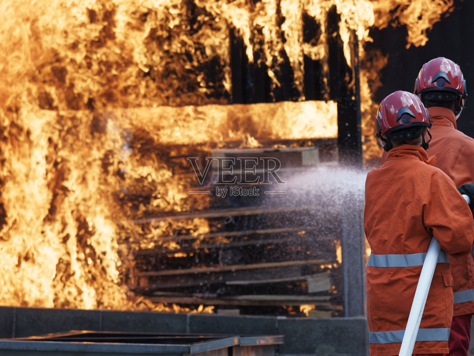 人们正在练习使用灭火器照片摄影图片