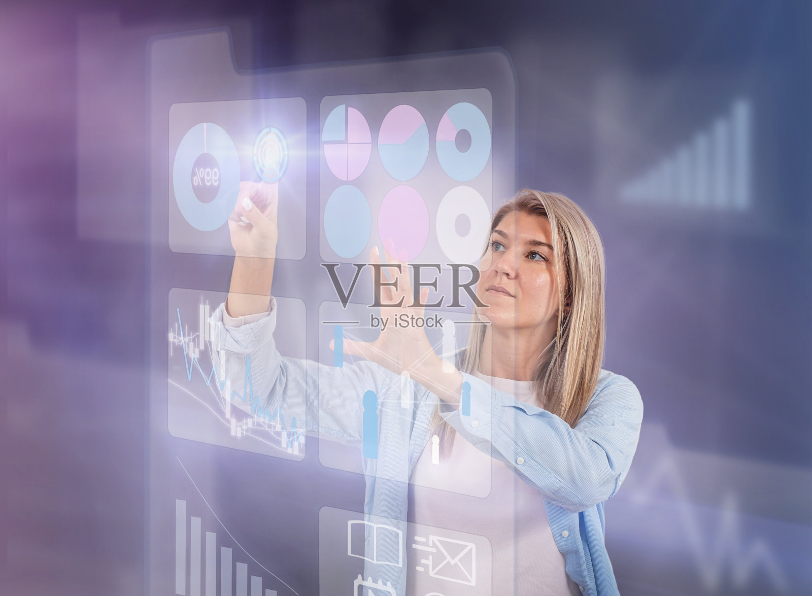 女孩在虚拟现实的全息图上摆弄桌子照片摄影图片