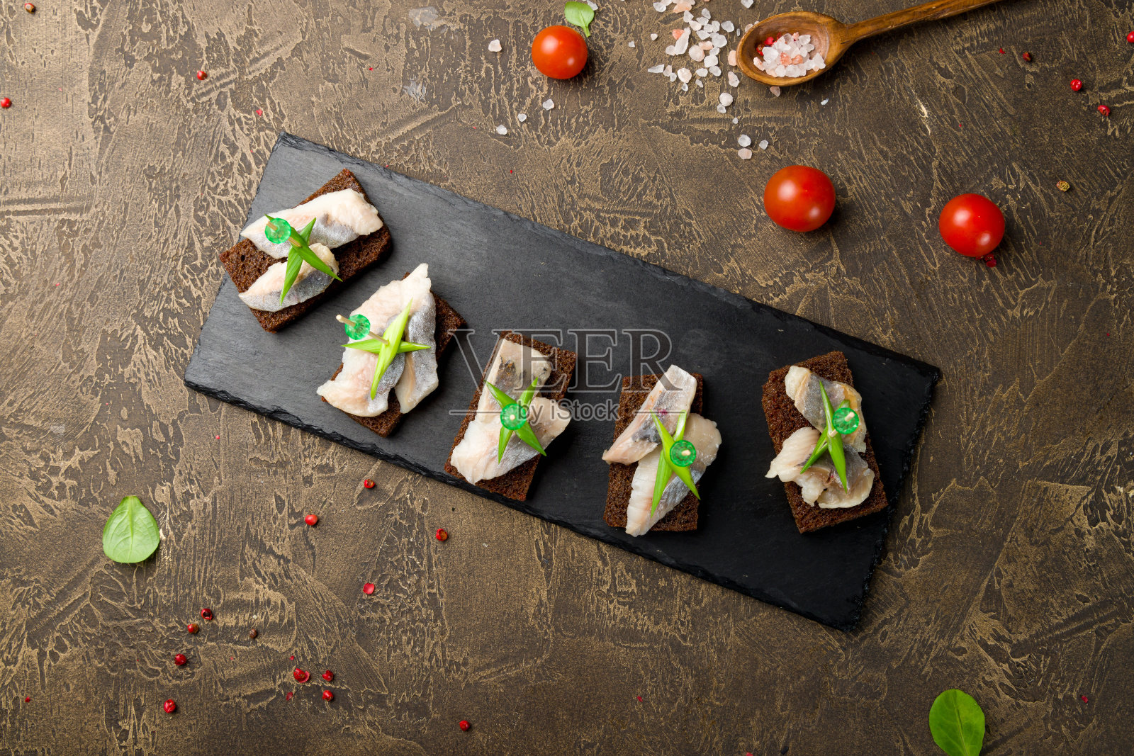 黑盘黑面包鲱鱼，开胃小菜照片摄影图片