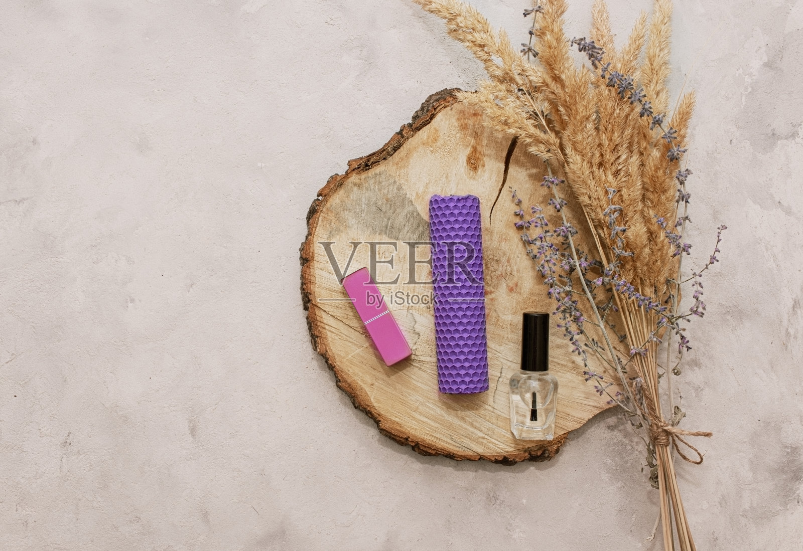 感官精致的米色木制背景:精致的干花与化妆和蜡烛照片摄影图片