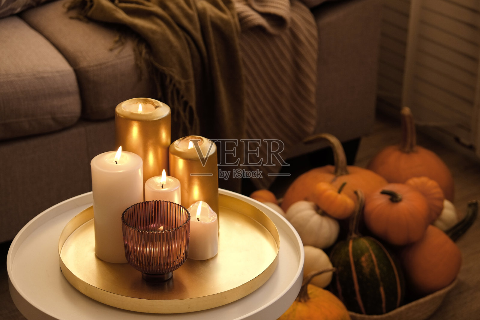 房间用南瓜和蜡烛装饰照片摄影图片
