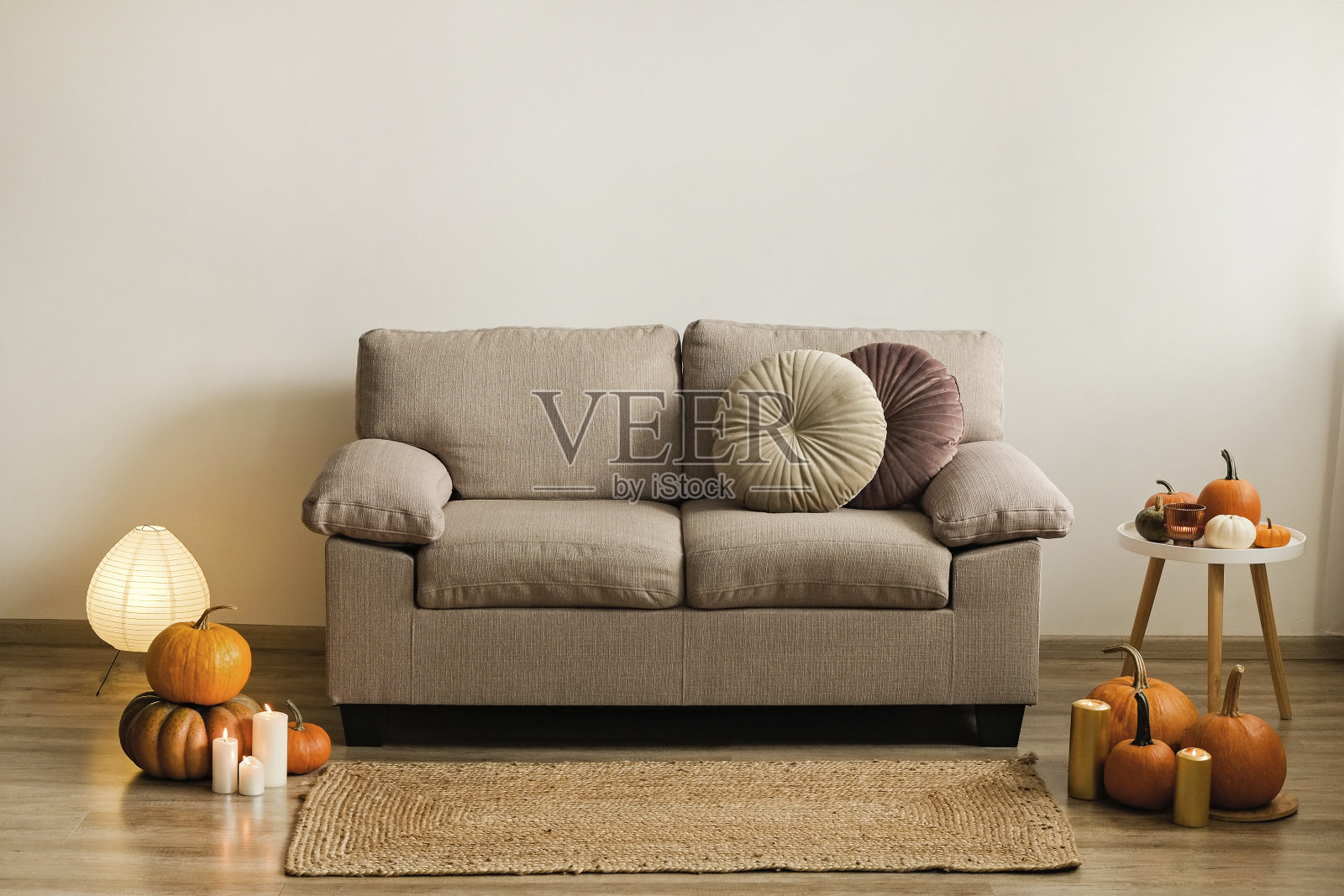 房间用南瓜和蜡烛装饰照片摄影图片