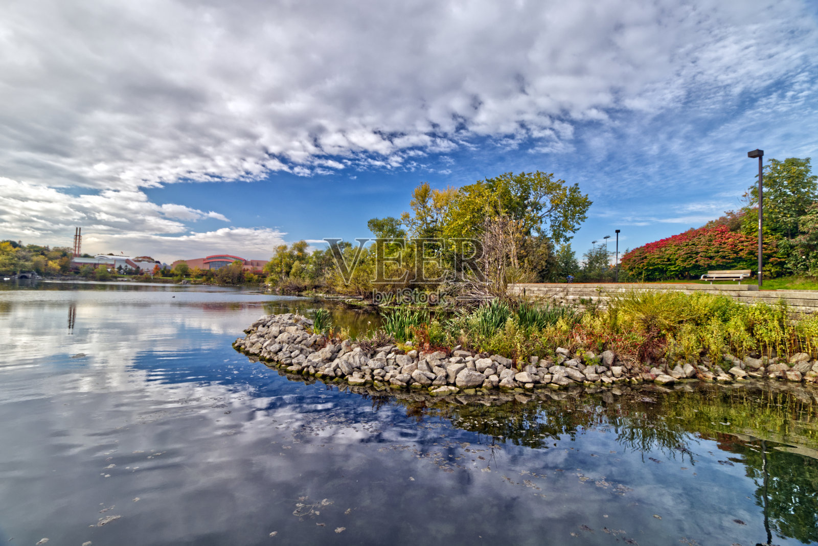 在池塘边的野餐长凳上放松——加拿大安大略省中部照片摄影图片