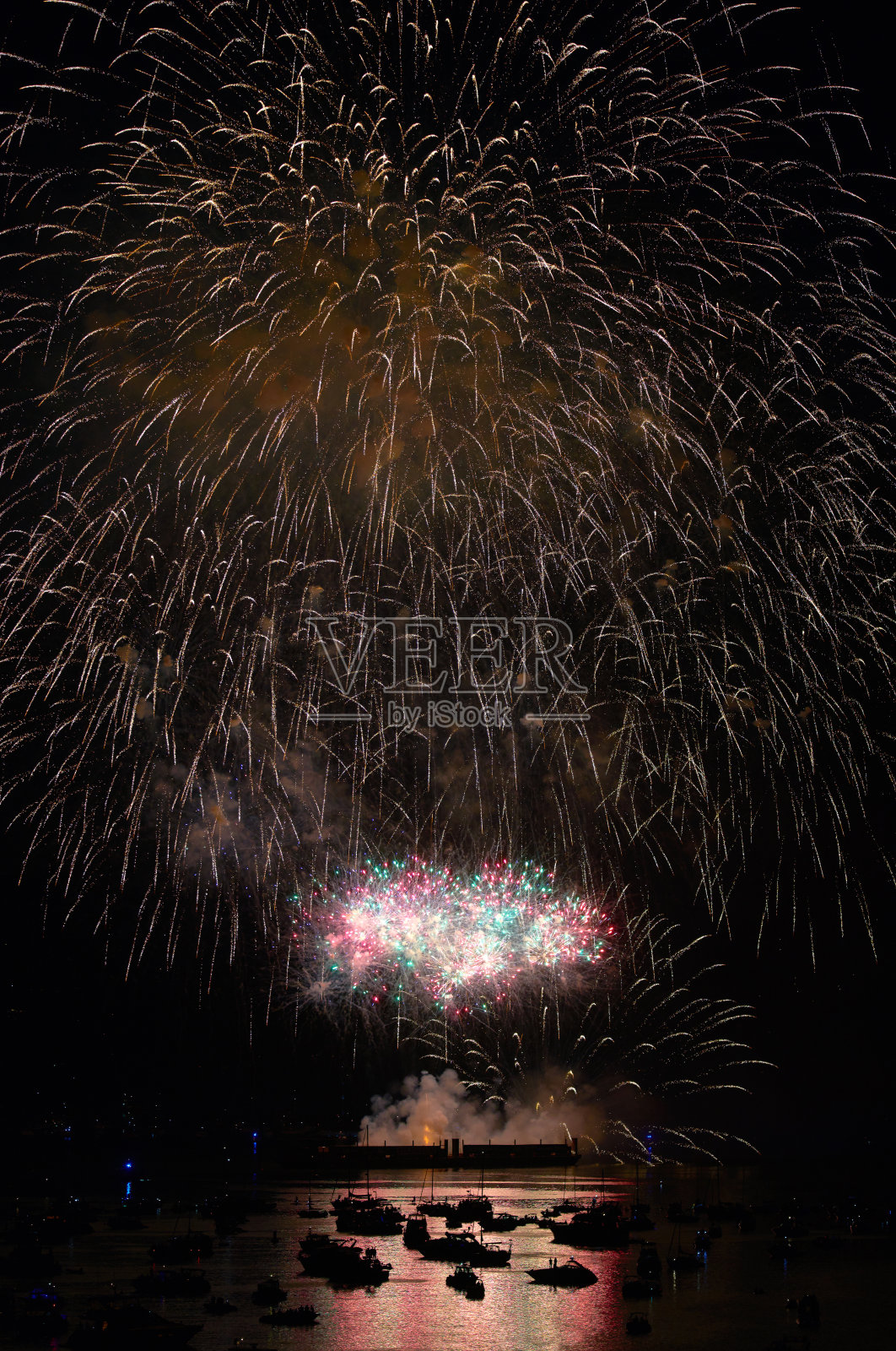 烟火照亮温哥华英吉利湾照片摄影图片