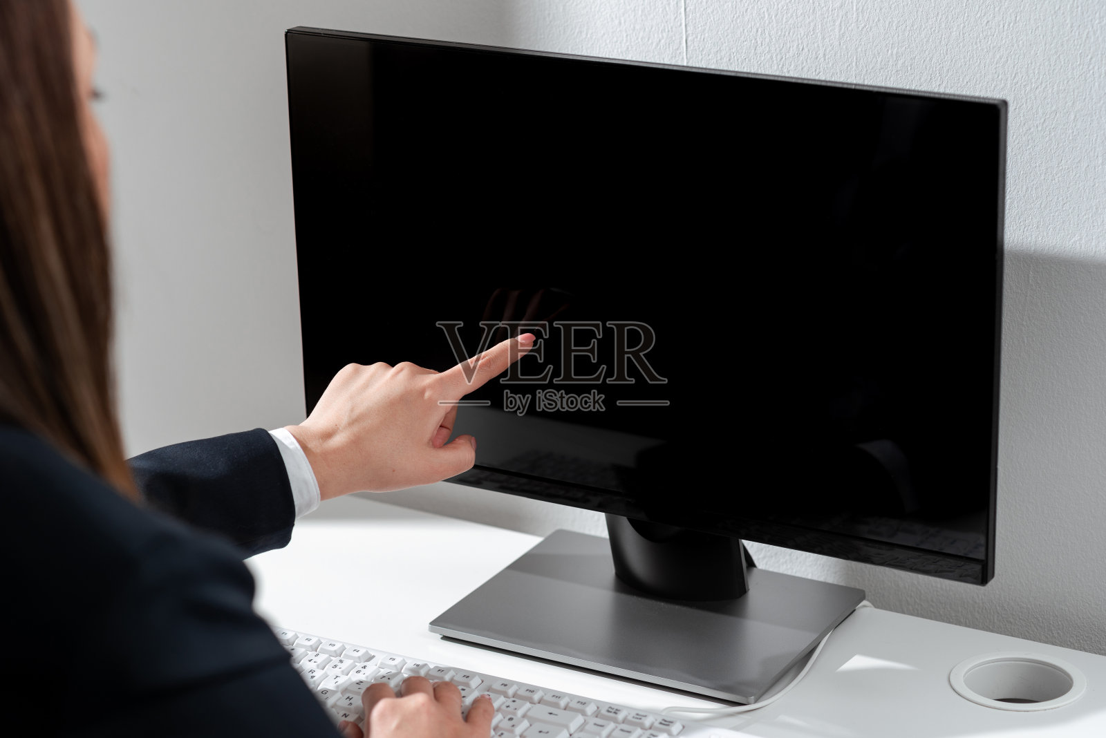 女商人用一个手指在电脑上指向重要的信息。手握重要资料。显示最近更新的女人。执行显示关键新闻。照片摄影图片