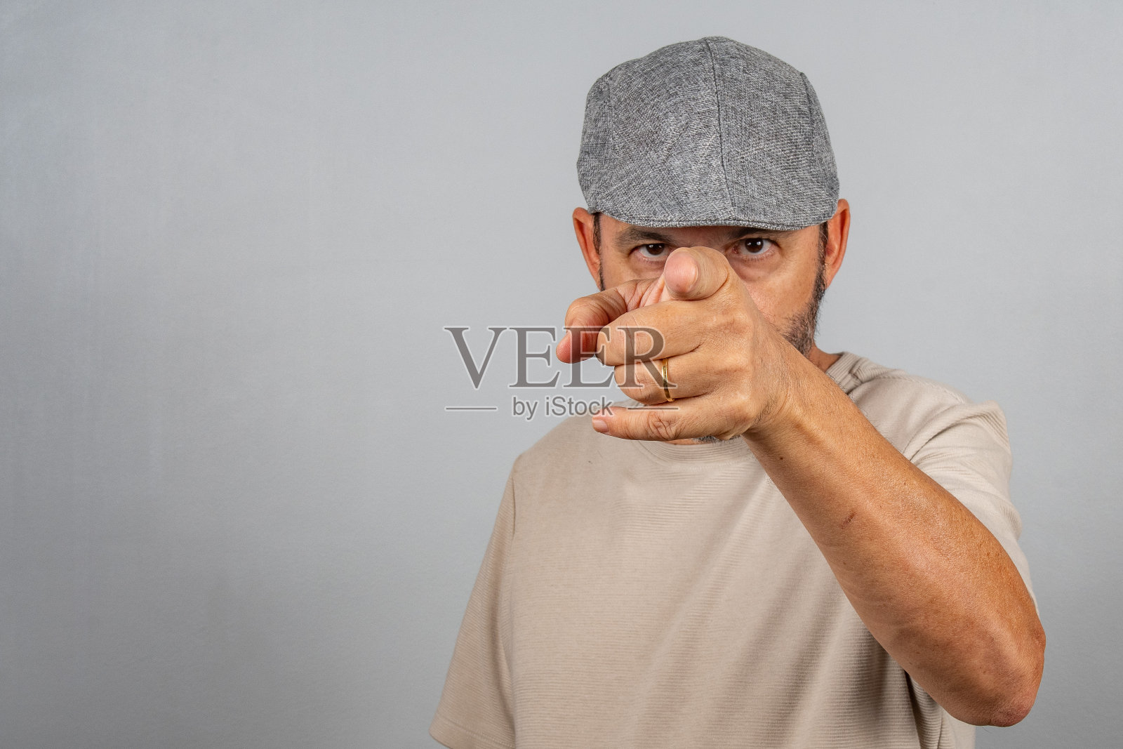 妩媚成熟的画像男人觉得真实的内容情绪穿着米色衬衫孤立照片摄影图片