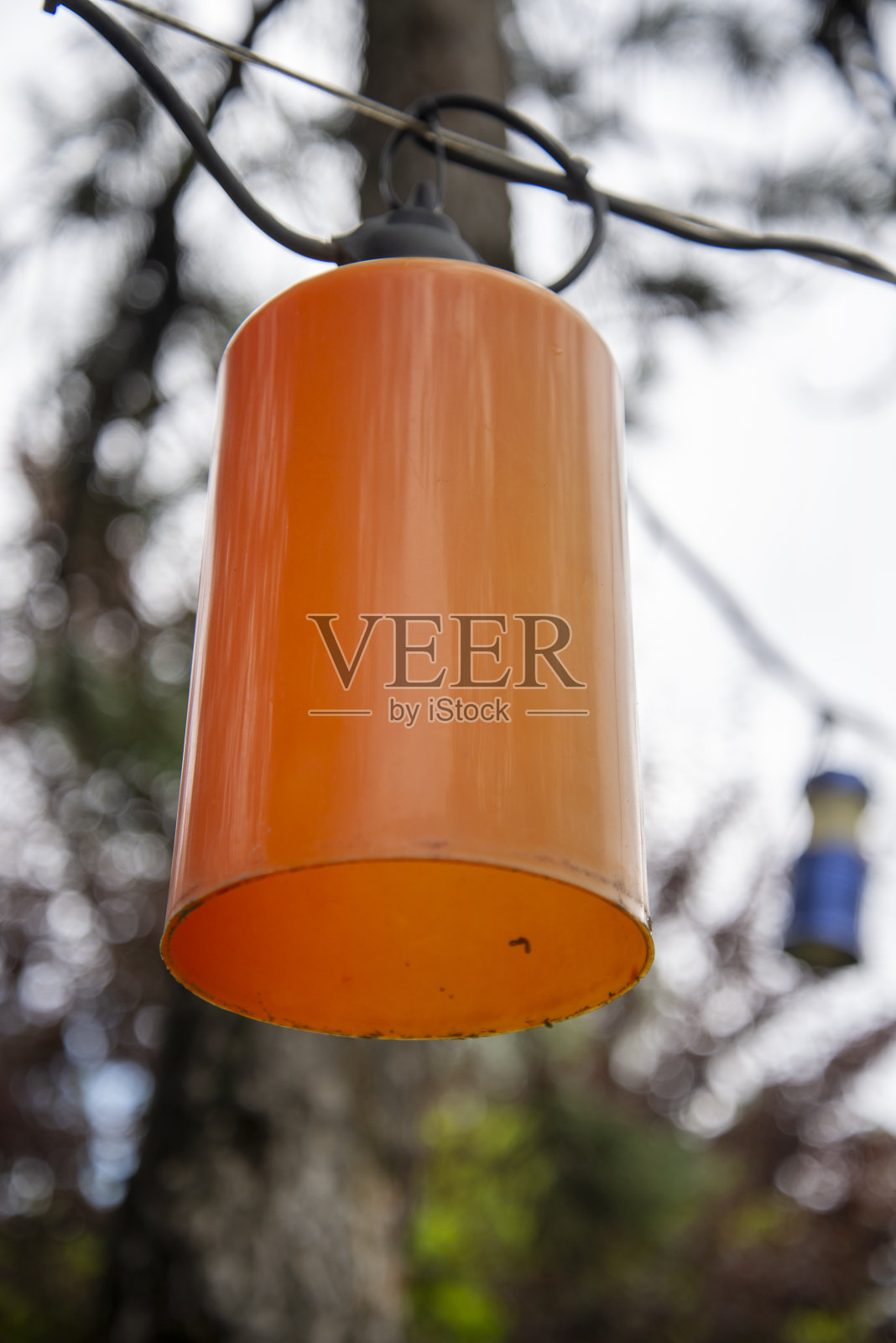 用绳子吊着的橙色装饰灯。照片摄影图片