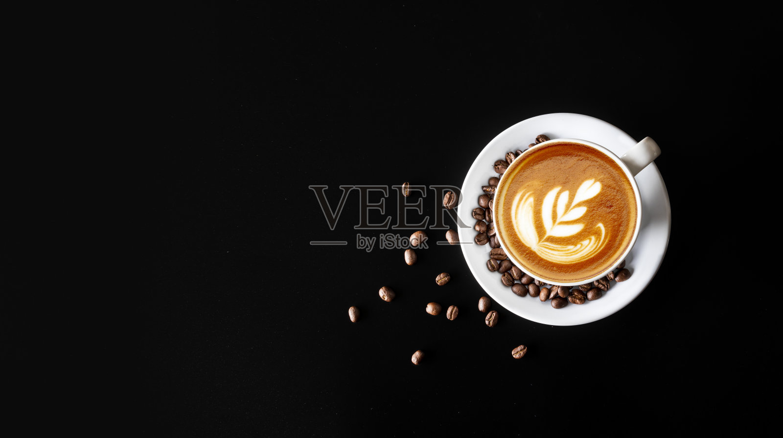 一杯咖啡和咖啡豆在黑色的桌子背景。俯视图照片摄影图片