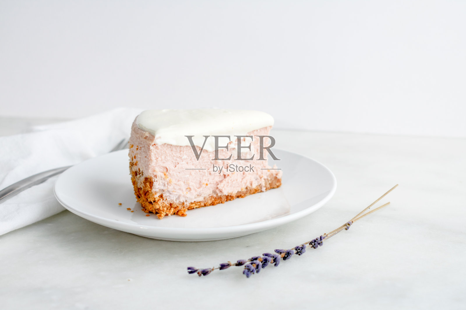 蜂蜜薰衣草芝士蛋糕配薰衣草干照片摄影图片