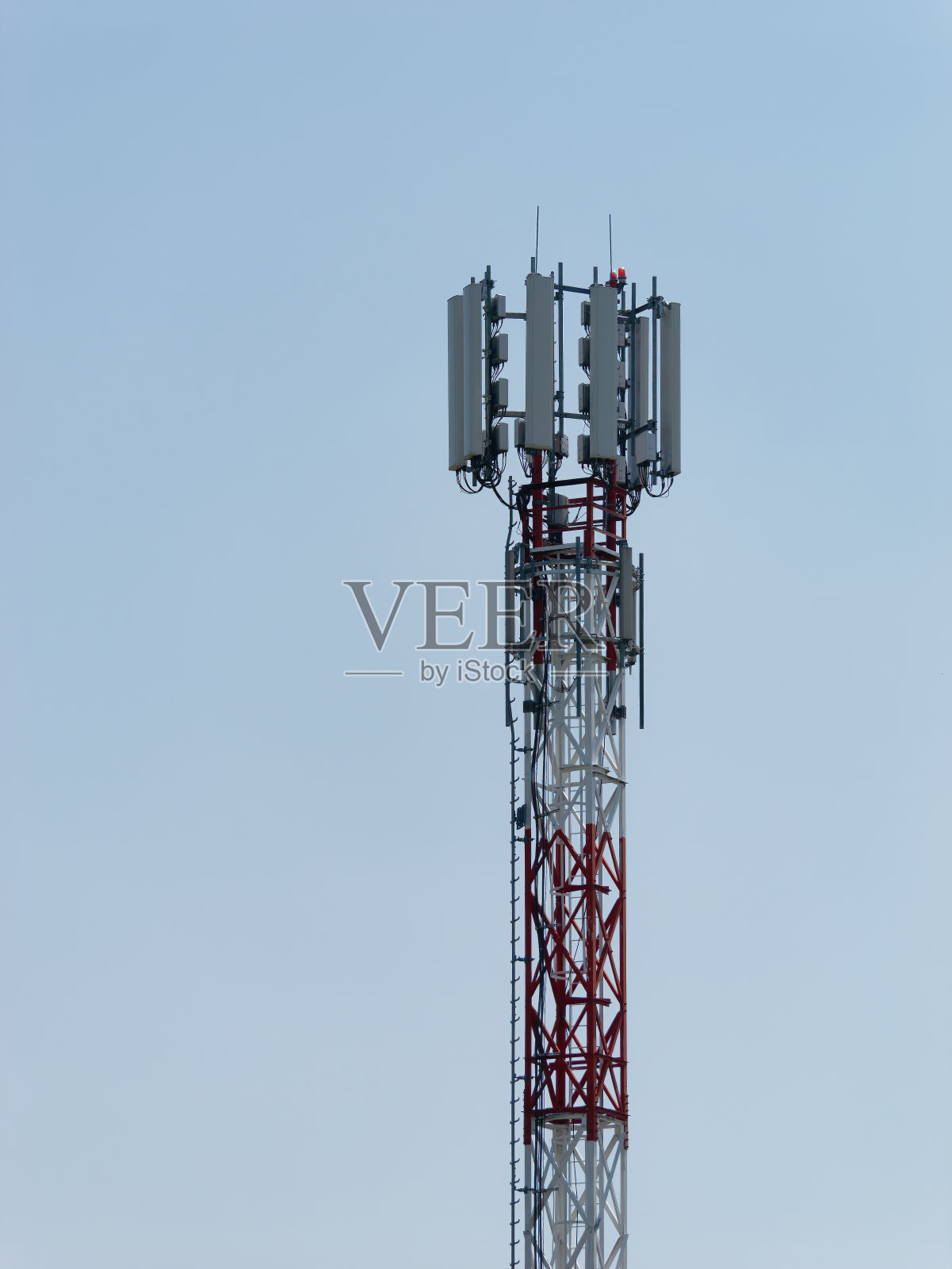 以明亮的天空为背景的通信塔的垂直照片照片摄影图片