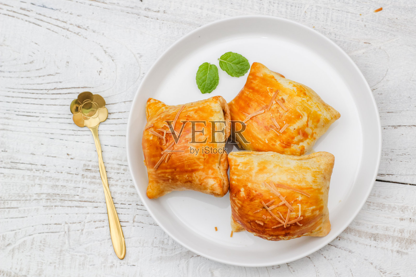 香蕉伯伦蛋糕放在白色的盘子上，背景是木制的。保伦香蕉。照片摄影图片