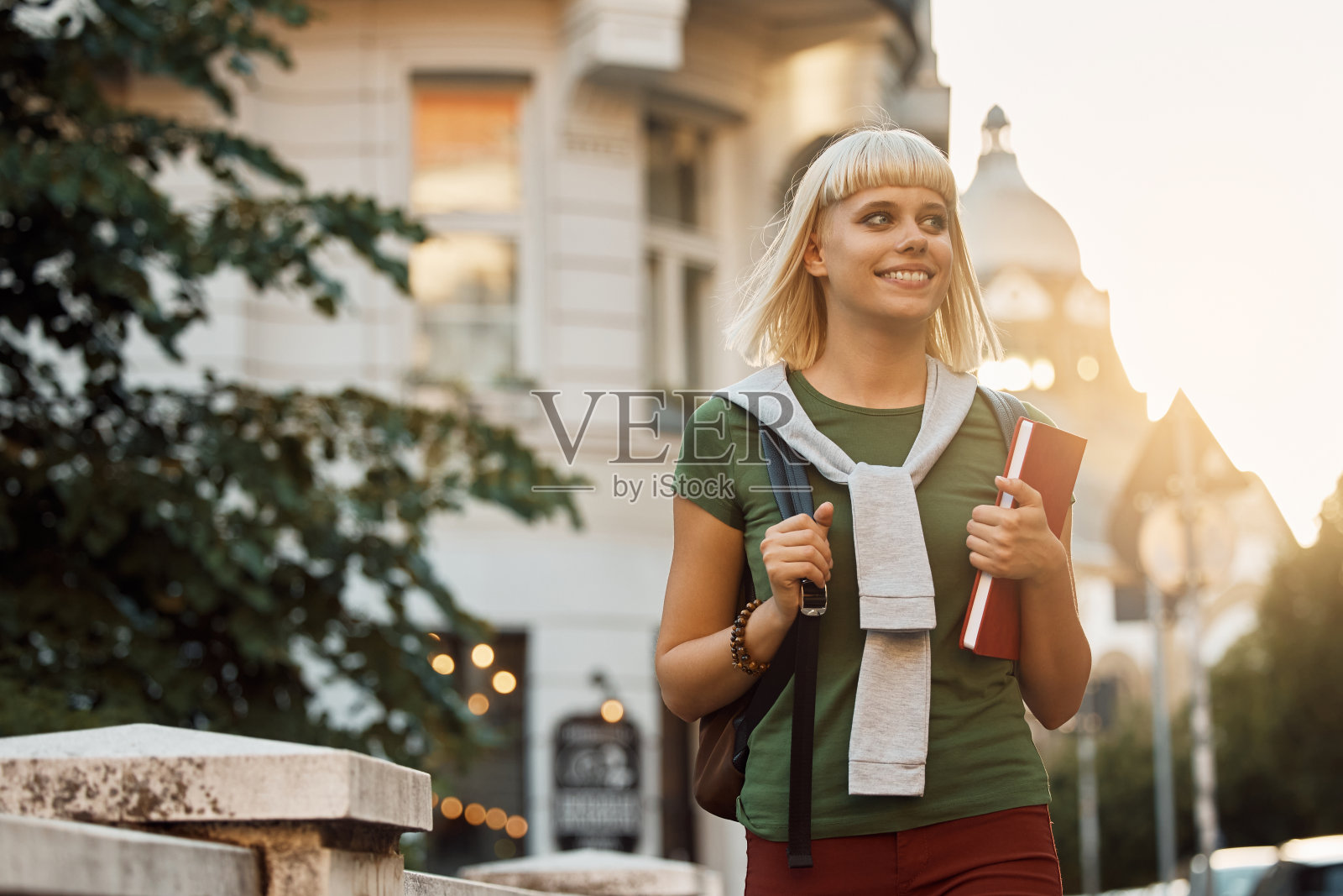 快乐的女人去大学听讲座，然后看向别处。照片摄影图片