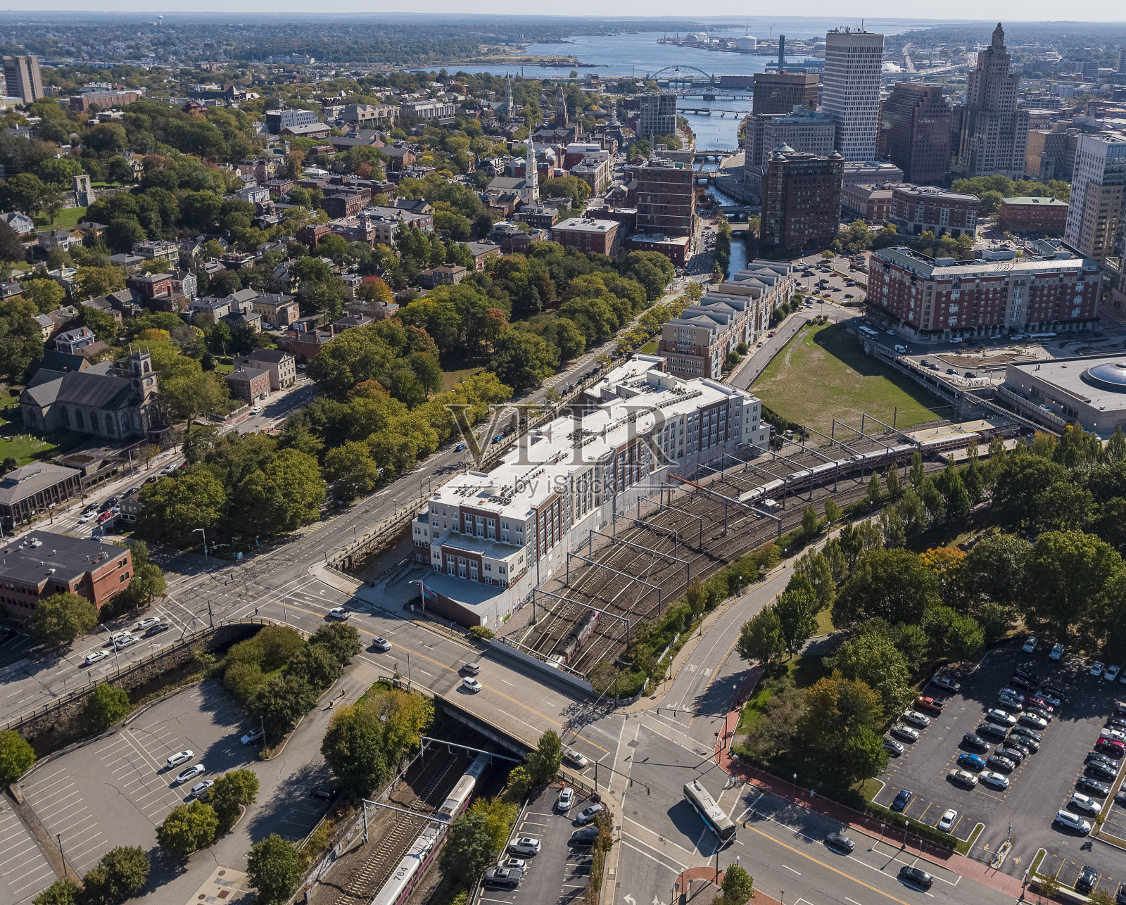 车站排公寓大楼，有火车站和普罗维登斯河的远景。照片摄影图片