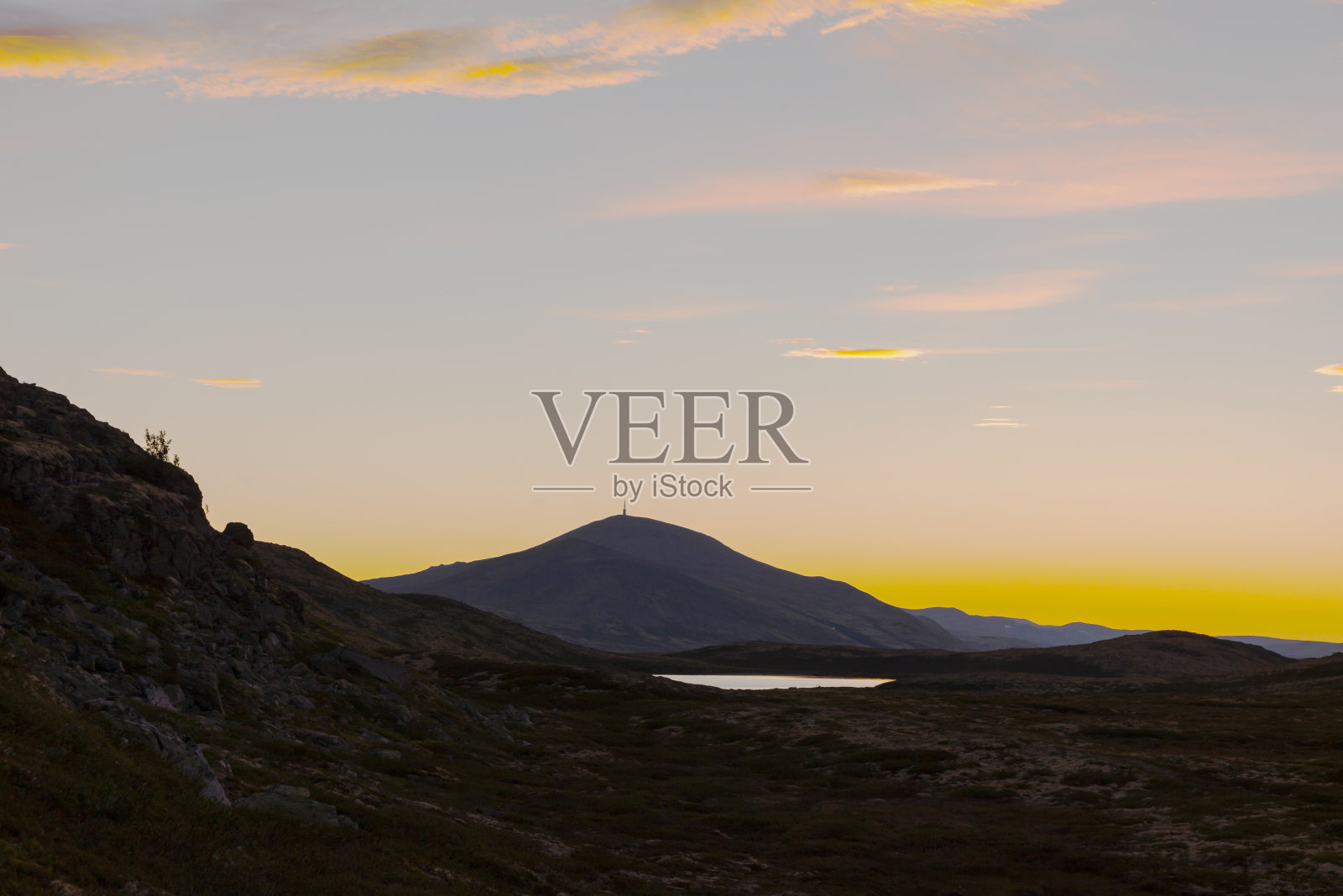 捷达山在1717 masl和湖泊Horrtjönnin Sel照片摄影图片