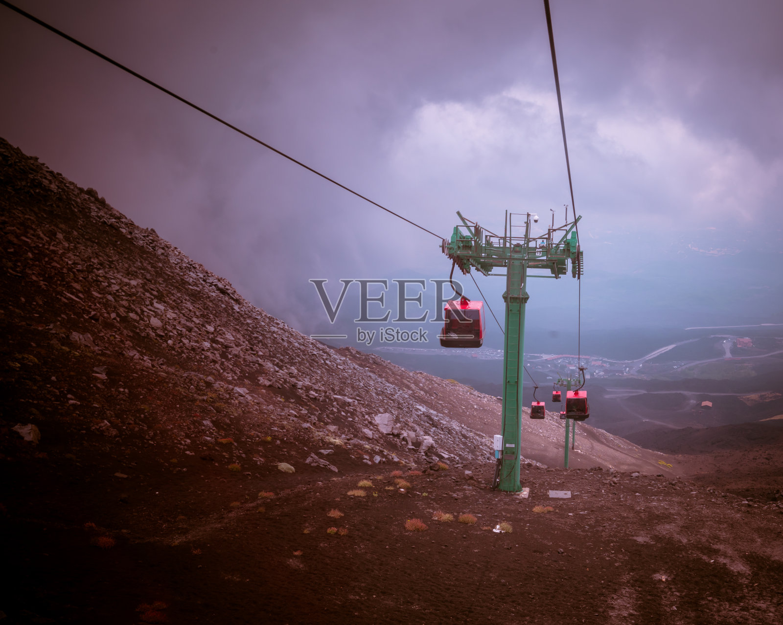 山上有缆车，空中有轨电车照片摄影图片