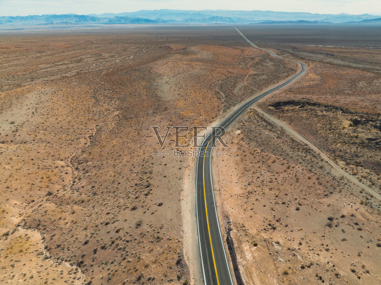 开车穿过沙漠照片摄影图片