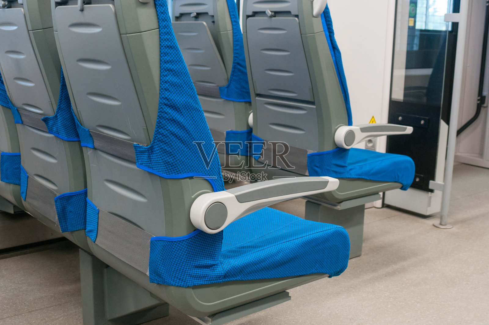 铁路车厢内饰有舒适的排蓝色座椅照片摄影图片