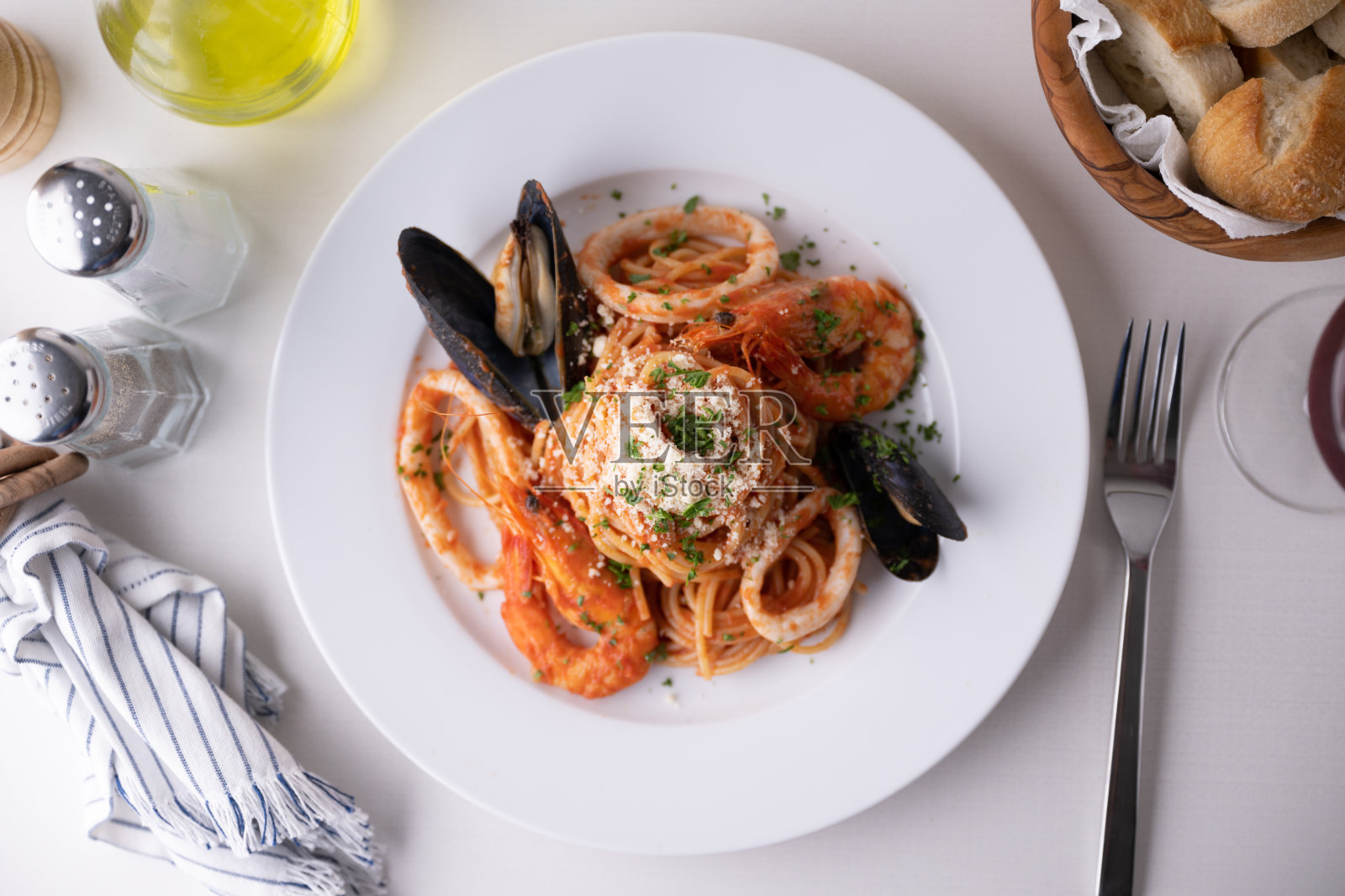 鱼丝意大利面，海鲜番茄酱意大利面照片摄影图片