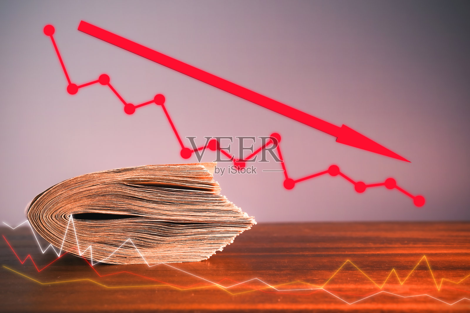 金融投资理念，金融投资者叠币和城市双重曝光，新冠肺炎关闭世界商业经济理念。比特币股票下跌，股票下跌。照片摄影图片