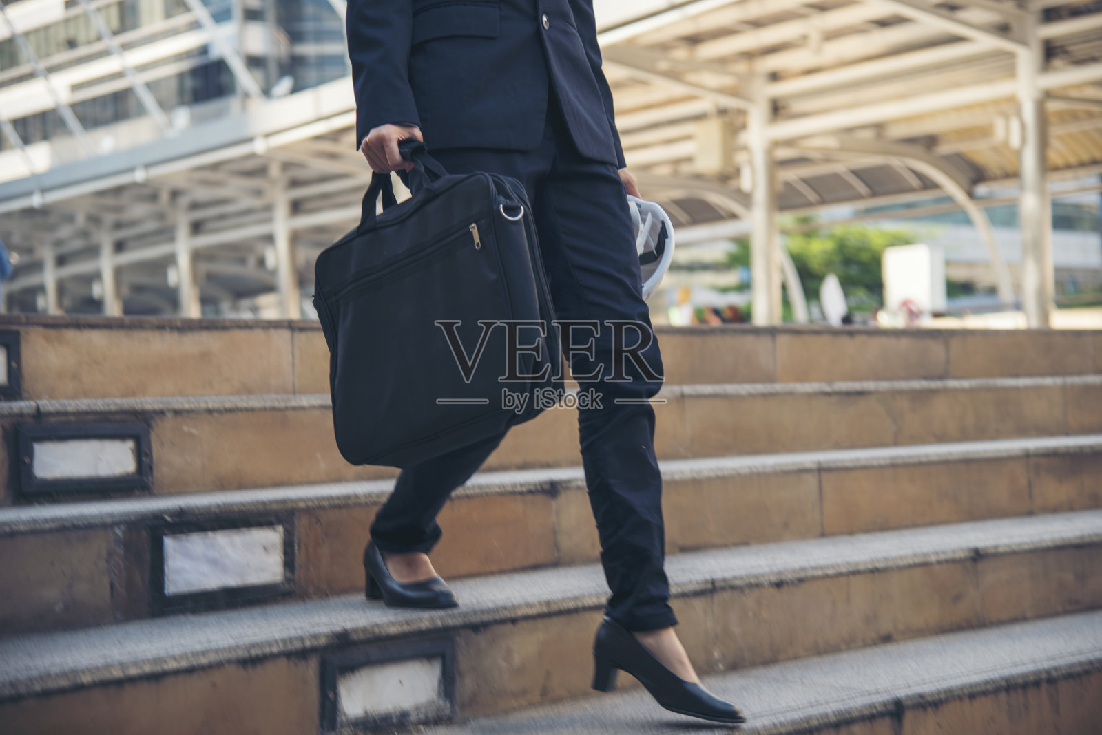 在现代城市生活中，拥挤的商务人士步行上班到办公室工作。人群工人群的人们忙碌着生活，与商人、男人在城市街头生活。业务人员的概念。照片摄影图片