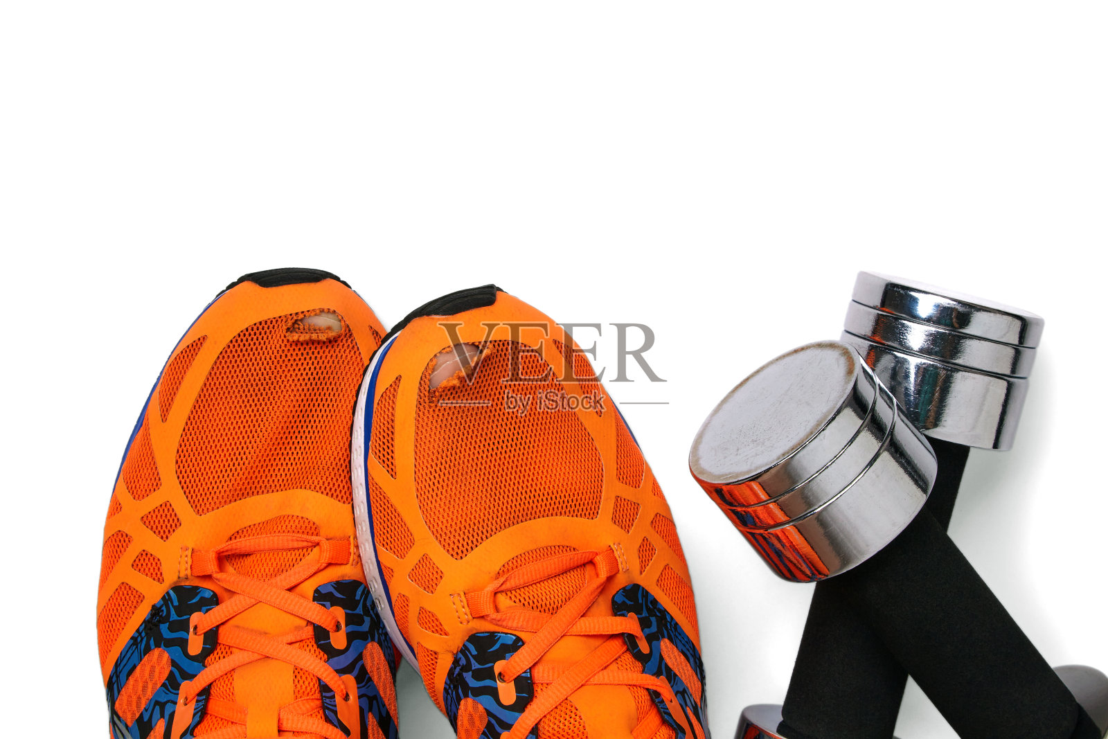 金属重哑铃落在腿上的橙色运动鞋孤立在白色背景照片摄影图片