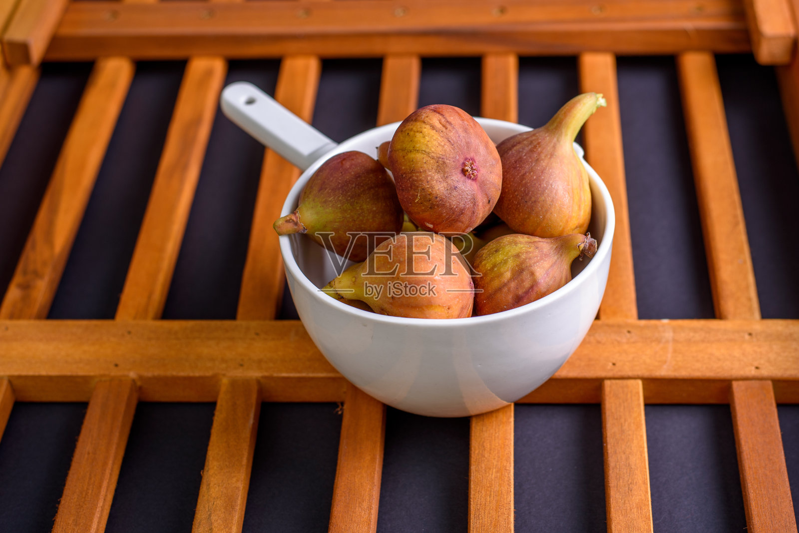 白锅里的无花果照片摄影图片