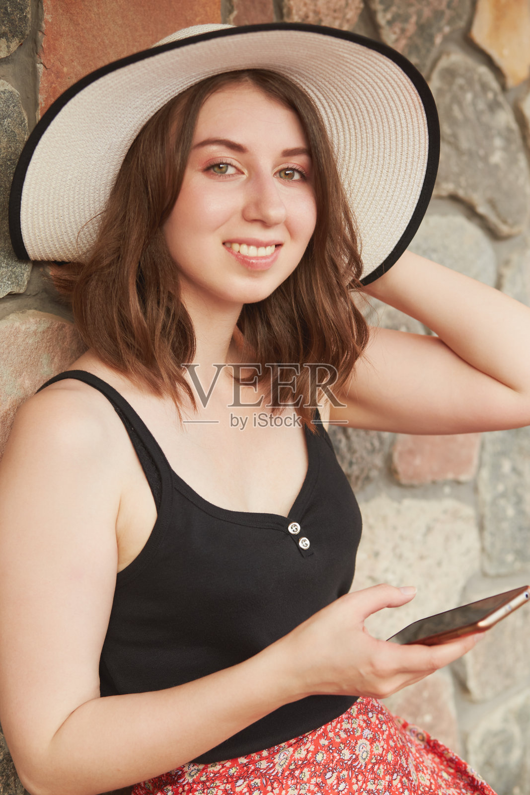 拿着手机的女人照片摄影图片