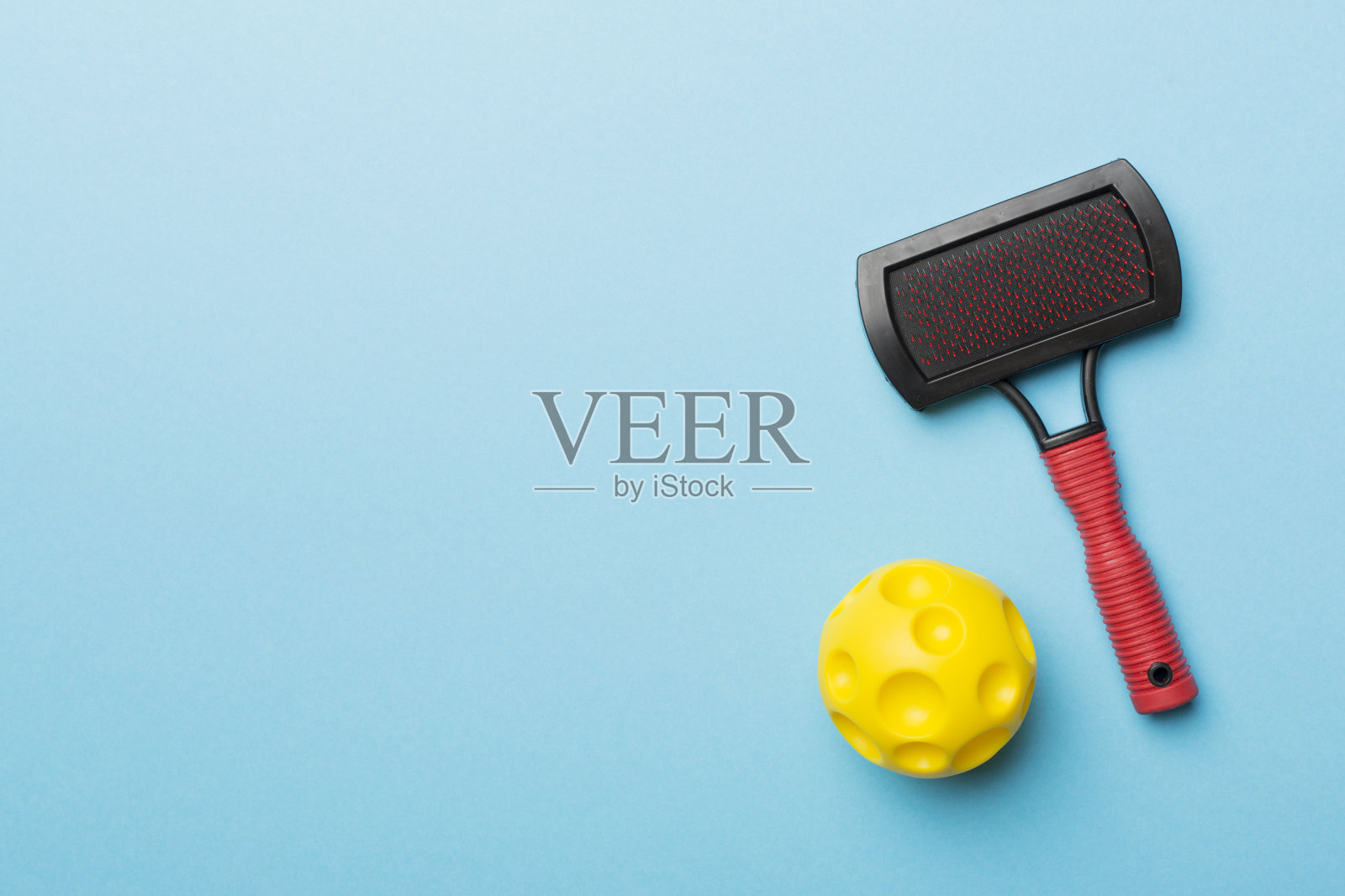 宠物刷和球玩具彩色背景照片摄影图片