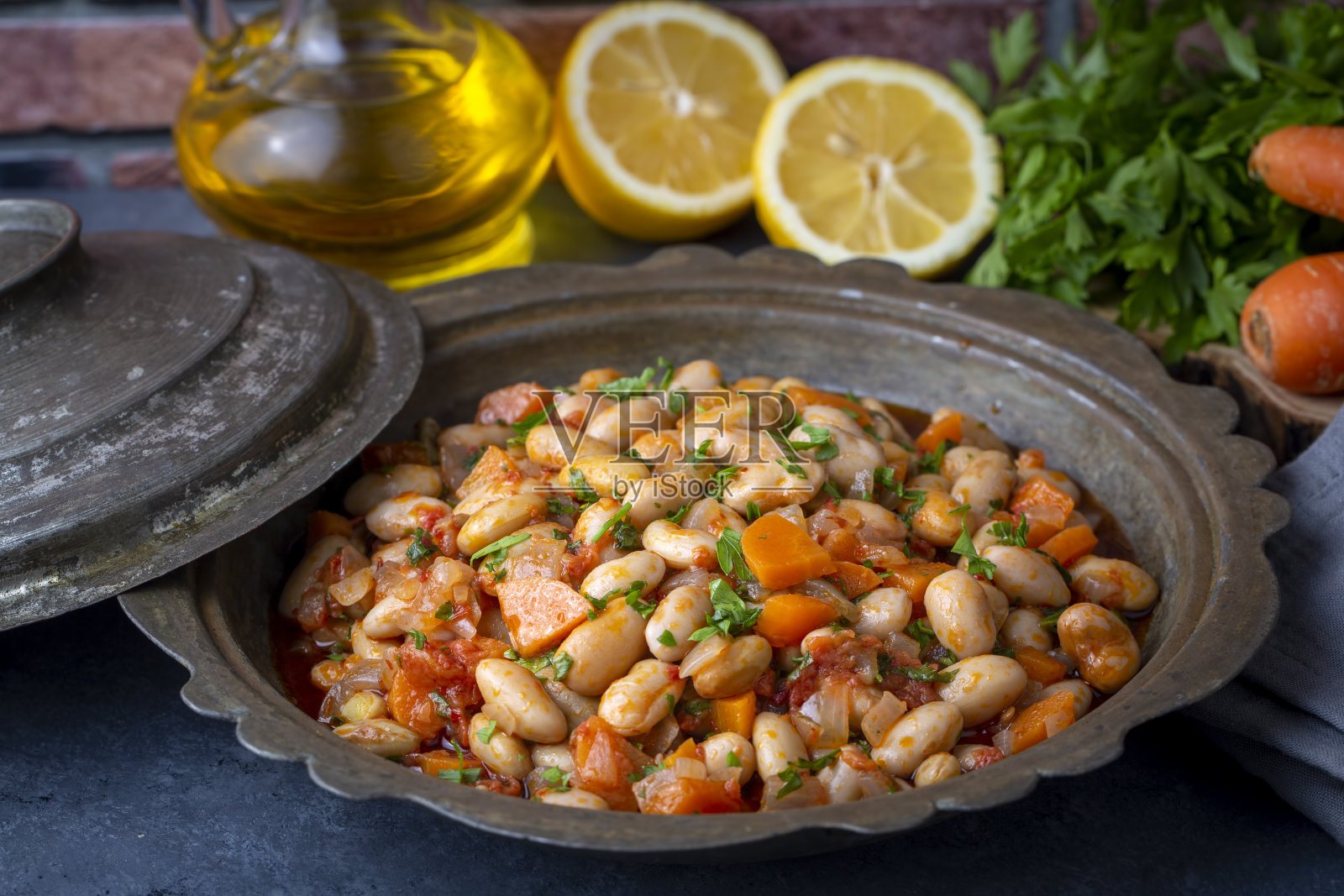 传统美味的土耳其食物;芸豆配橄榄油，红芸豆炖，土耳其名;Barbunya pilaki照片摄影图片