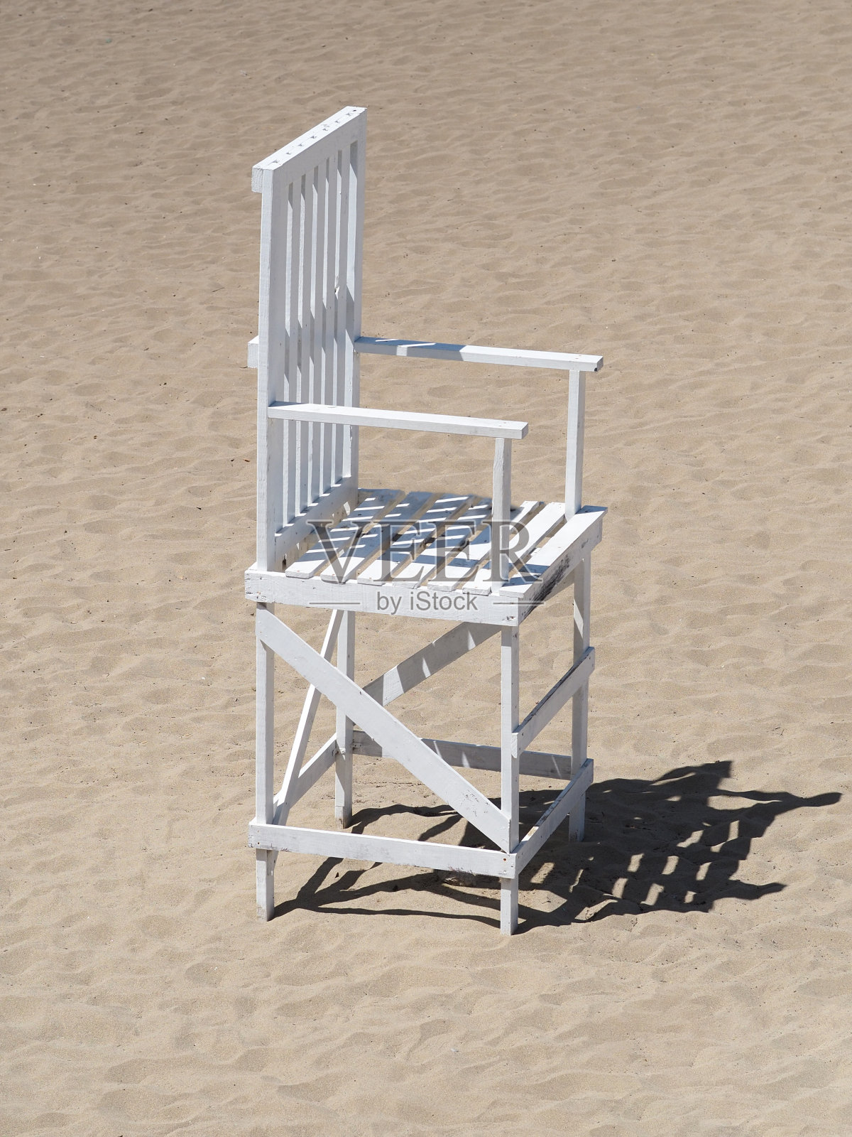 沙滩上的白色大椅子。照片摄影图片